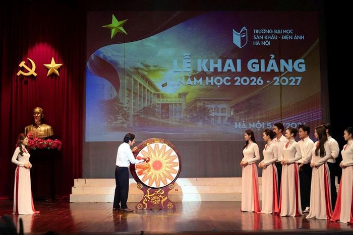 TS. NSƯT Bùi Như Lai đánh trống khai giảng năm học mới