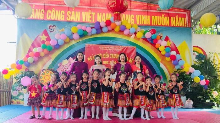 Cô giáo và học sinh Trường mầm non Môn Sơn khai giảng