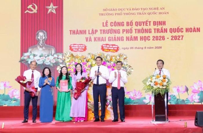 Thứ trưởng Bộ Nội vụ Nguyễn Thị Hà trao quyết định thành lập Trường Phổ thông Trần Quốc Hoàn
