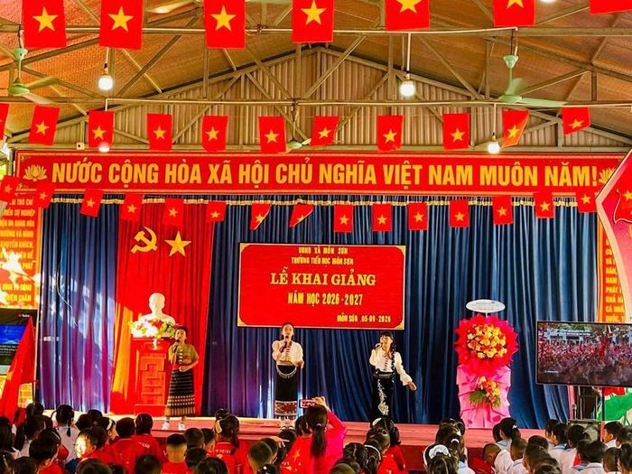 Sôi nổi tiết mục văn nghệ trong lễ khai giảng tại Trường tiểu học Môn Sơn