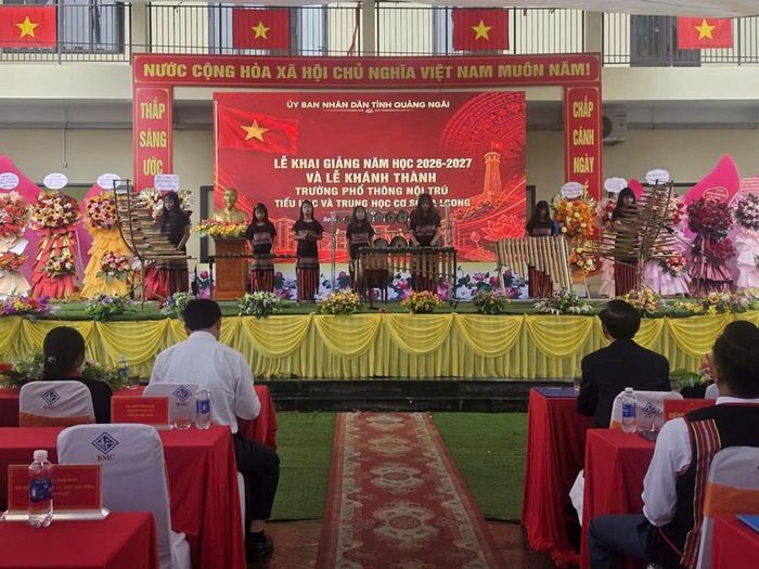 Không khí khai giảng năm học mới tại Trường Phổ thông nội trú liên cấp Tiểu học và THCS Rờ Kơi sáng 5.9