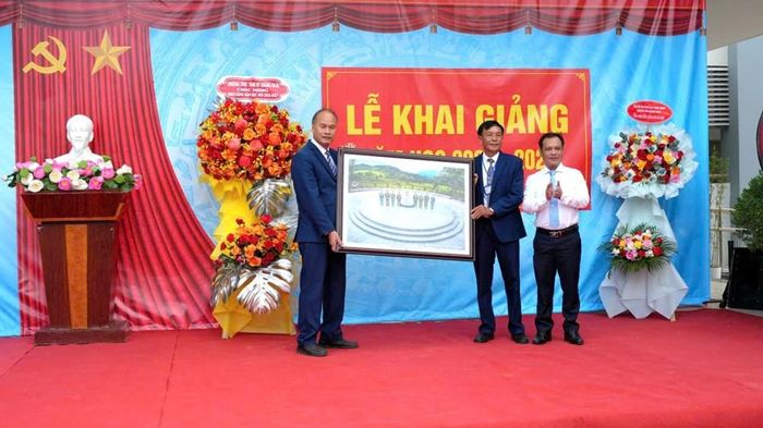 Ủy viên dự khuyết Trung ương Đảng, Phó Bí thư Thường trực Tỉnh ủy, Chủ tịch Uỷ ban MTTQ Việt Nam tỉnh Quảng Ngãi U Huấn trao quà của Thường trực Tỉnh ủy cho Trường THPT Lý Sơn tại Lễ khai giảng năm học mới sáng 5.9