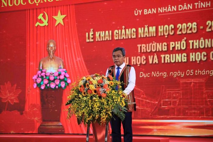 Ủy viên Trung ương Đảng, Bí thư Tỉnh ủy Quảng Ngãi Hồ Văn Niên phát biểu tại Lễ khai giảng