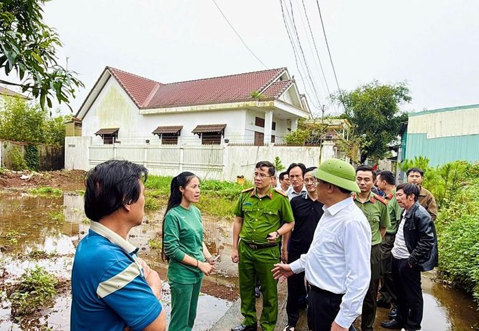 Chủ tịch UBND tỉnh lắng nghe chia sẻ của người dân đồng thời đề nghị người dân chủ động phối hợp, cung cấp thông tin về tình hình dòng chảy, các điểm thường xuyên ngập và những bất cập phát sinh tại khu dân cư