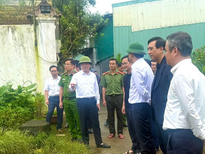 Chủ tịch UBND tỉnh Gia Lai Phạm Anh Tuấn trực tiếp kiểm tra tình trạng ngập úng tại hẻm 433 đường Lý Thái Tổ (tổ 2), phường Thống Nhất