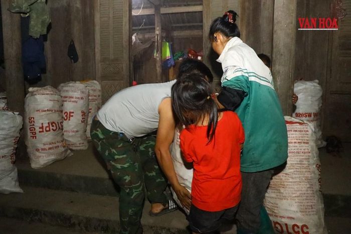 Ngoài việc học, những học sinh bản làng vùng cao còn tranh thủ thời gian rảnh rỗi phụ giúp gia đình