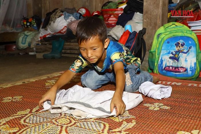 Em Lý Trung Sơn sắp xếp đồ đạc trước ngày khai giảng