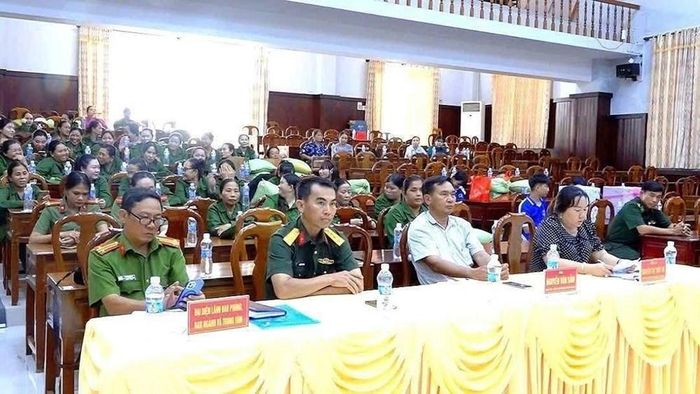 Các đại biểu tham dự lễ ra mắt mô hình