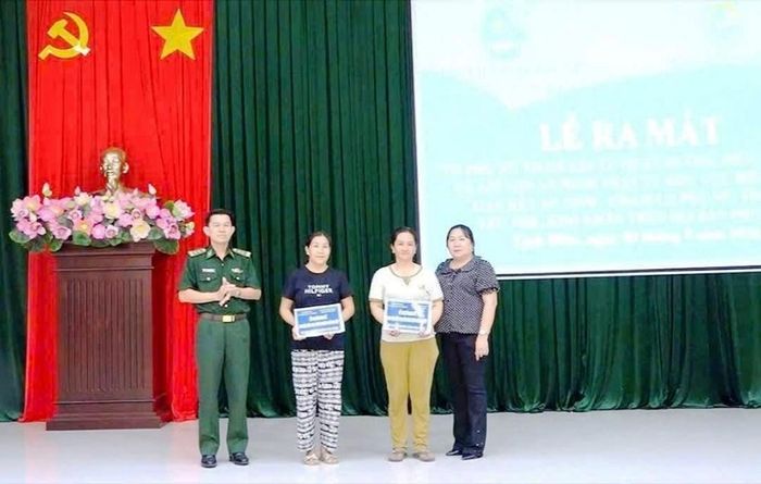 Trao vốn sinh kế “Đồng hành cùng Phụ nữ biên cương” cho 2 hội viên phụ nữ vùng biên