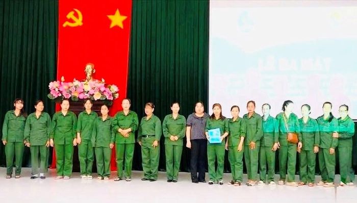 Trao quyết định thành lập các tổ của mô hình