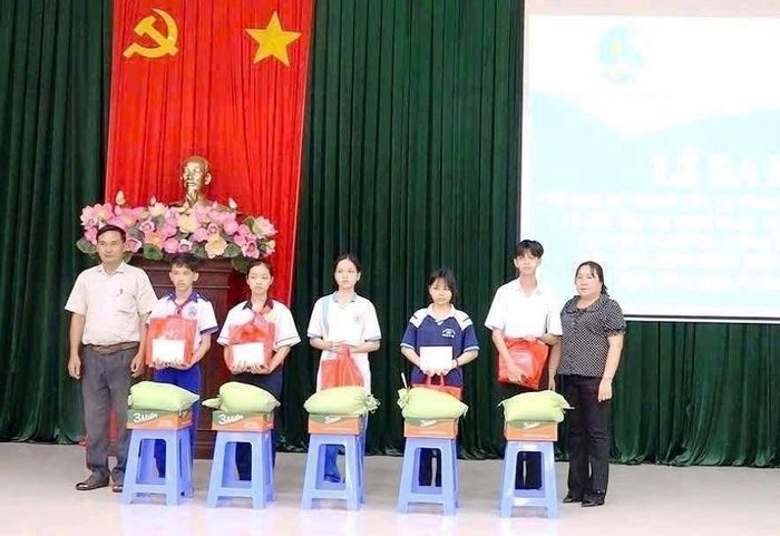Ban tổ chức trao hỗ trợ cho trẻ mồ côi, trẻ yếu thế, có hoàn cảnh khó khăn