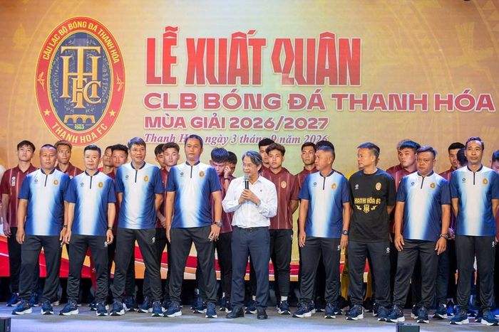 Chủ tịch CLB Bóng đá Thanh Hóa Lê Xuân Tưởng (áo trắng, đứng giữa) tại lễ xuất quân mùa giải 2026/2027