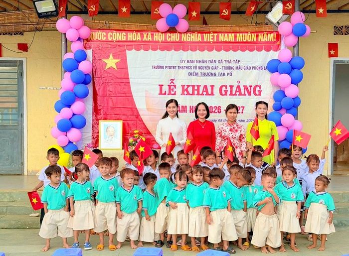 Giữa núi rừng trùng điệp, những lá cờ đỏ sao vàng, tiếng trống trường và nụ cười trẻ nhỏ tạo nên một ngày khai trường đặc biệt