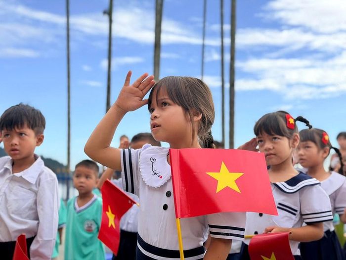 Năm học 2026-2027, điểm trường Tắk Pổ có 38 học sinh, gồm 21 trẻ mầm non và 17 học sinh tiểu học. Ba giáo viên trực tiếp phụ trách việc dạy học và chăm sóc các em