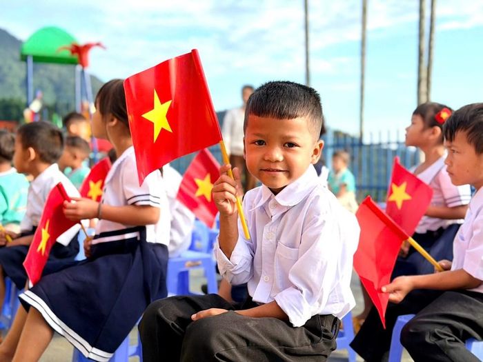 Theo cô Thu, điều khiến các giáo viên vui mừng không chỉ là điểm trường ngày càng khang trang mà còn là sự trưởng thành của học sinh. Từ những em nhỏ còn rụt rè, nhiều em đã mạnh dạn hơn, biết thêm con chữ và từng bước hình thành nền nếp học tập