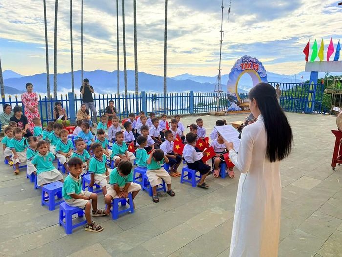 Cách đây 7 năm, hình ảnh cô Thu mặc áo dài, nắm tay học trò trên đồi cỏ trong ngày khai giảng từng được chia sẻ rộng rãi trên mạng xã hội. Sau nhiều năm, những con đường dẫn lên Tắk Pổ đã thuận lợi hơn khi được bê tông hóa; cơ sở vật chất phục vụ việc dạy và học cũng từng bước được cải thiện
