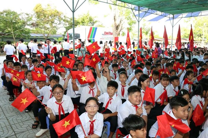 Học sinh Trường THCS và THPT Ngã Sáu hân hoan tại Lễ khai giảng