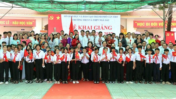 Phó Chủ tịch Quốc hội Nguyễn Thị Hồng chụp ảnh lưu niệm cùng giáo viên và học sinh