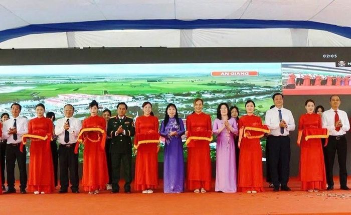 Các đại biểu thực hiện nghi thức khánh thành Trường Phổ thông nội trú Tiểu học và THCS Khánh An, xã Khánh Bình