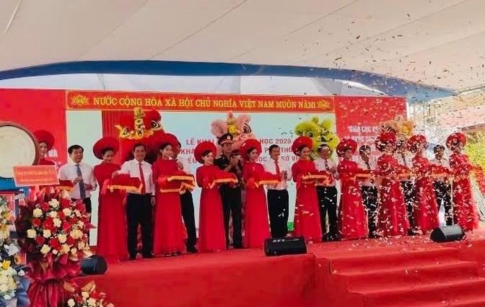 Các đại biểu cắt băng khánh thành Trường Phổ thông nội trú Tiểu học và THCS Vĩnh Gia