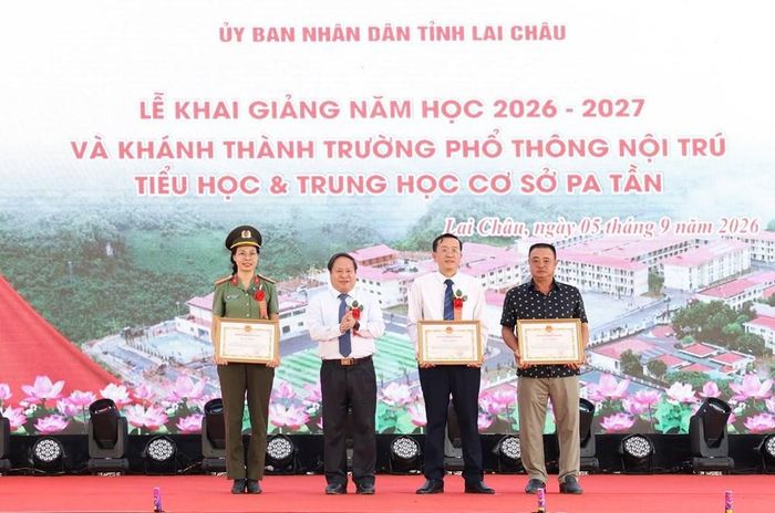 Trao Bằng khen của Chủ tịch UBND tỉnh cho các cá nhân có thành tích xuất sắc trong xây dựng trường