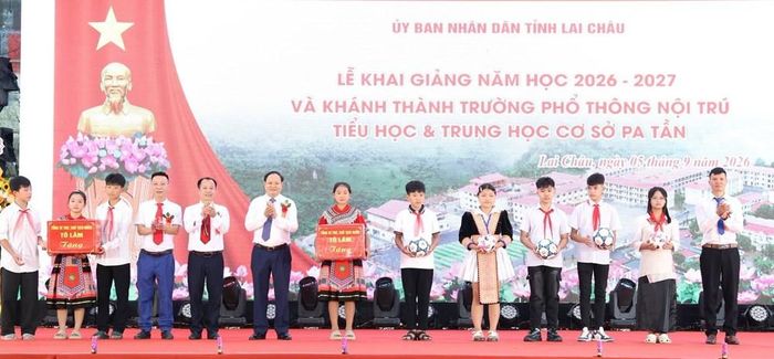 Uỷ viên Trung ương Đảng, Bí thư Tỉnh ủy Lai Châu Lê Minh Ngân trao quà của Tổng Bí thư, Chủ tịch nước Tô Lâm cho thầy trò nhà trường