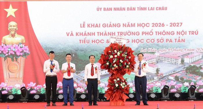 Uỷ viên Trung ương Đảng, Bí thư Tỉnh ủy Lai Châu Lê Minh Ngân tặng hoa chúc mừng nhà trường