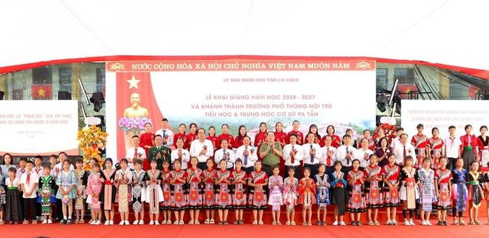 Niềm vui của các đại biểu cùng thầy cô và các em học sinh Trường Phổ thông nội trú liên cấp Tiểu học và THCS Pa Tần trong ngày khai giảng
