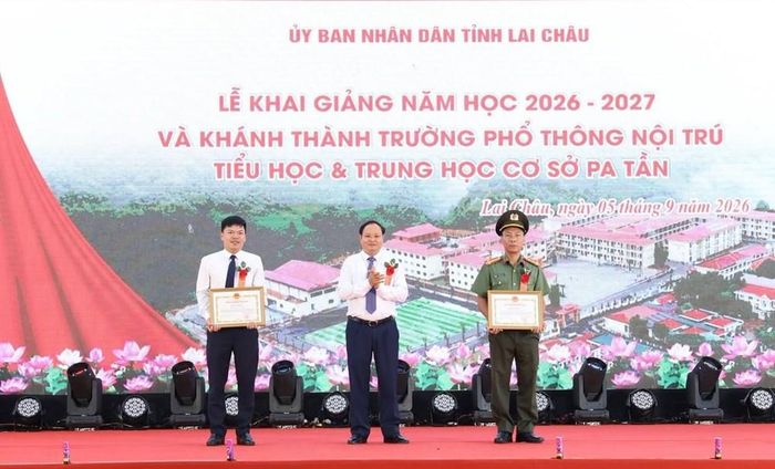 Trao Bằng khen cho 2 tập thể có thành tích xuất sắc trong xây dựng trường