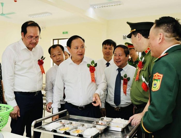 Uỷ viên Trung ương Đảng, Bí thư Tỉnh ủy Lai Châu Lê Minh Ngân và các đại biểu tham quan hệ thống phòng học, khu nội trú và các hạng mục phục vụ học tập, sinh hoạt của học sinh