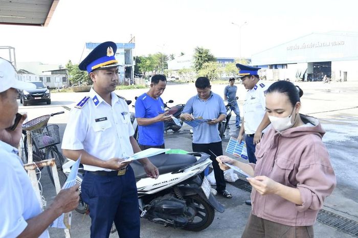 Lực lượng chức năng trực tiếp xuống tận cảng Tam Quang để tuyên truyền, cấp phát tờ rơi phổ biến pháp luật cho ngư dân, người dân