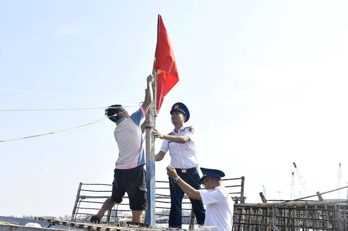 Ngư dân treo cờ Tổ quốc trên các tàu cá