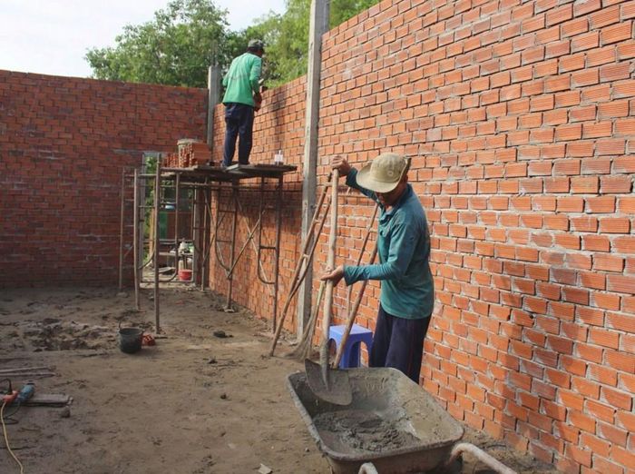 Một người dân gặp khó khăn về nhà ở trên địa bàn phường Vị Thanh, TP. Cần Thơ được ngành chức năng hỗ trợ xóa nhà tạm, nhà dột nát trong năm 2025. Ảnh: Bích Châu