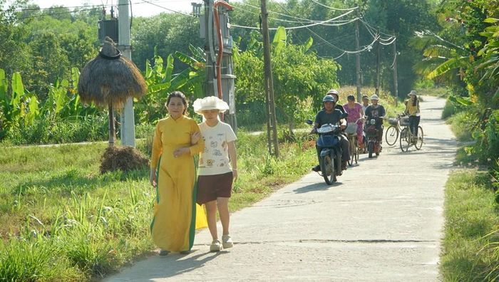 Cô giáo tận tình dìu dắt học sinh, trao thêm niềm tin và yêu thương
