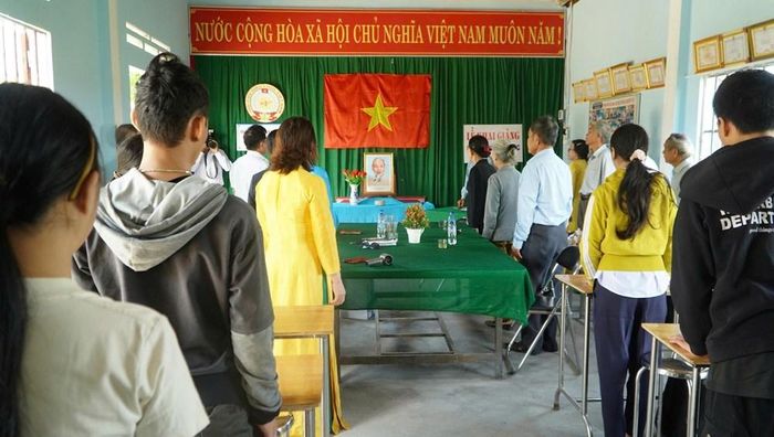 Thầy cô giáo và các em học sinh thực hiện nghi thức chào cờ trang nghiêm