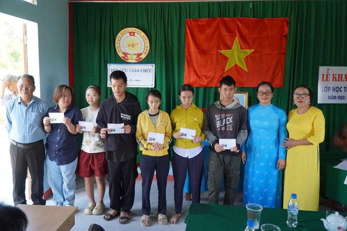 Những phần quà nhỏ gửi gắm tình cảm đến các em học sinh khuyết tật