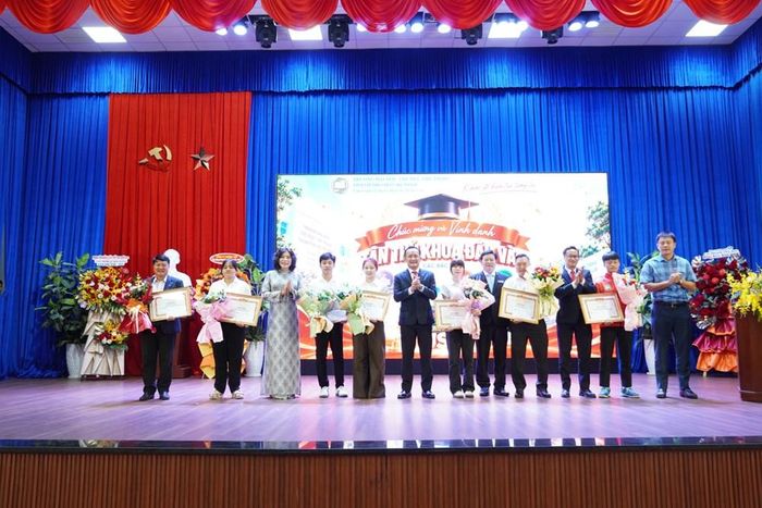 Lãnh đạo trường khen thưởng cho các thủ khoa đầu vào các bậc học