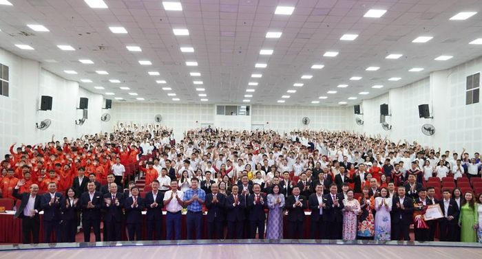 Tập thể cán bộ, giảng viên, viên chức, người lao động, học sinh, học viên và sinh viên Trường Đại học TDTT TP.HCCM quyết tâm chung sức, đồng lòng, nỗ lực hoàn thành tốt nhiệm vụ năm học 2026-2027