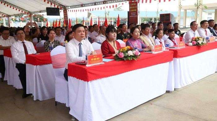 Bí thư Tỉnh ủy Đắk Lắk Lương Nguyễn Minh Triết và Chủ tịch UBND tỉnh Đỗ Hữu Huy dự Lễ khai giảng tại Trường Phổ thông nội trú Tiểu học và THCS Buôn Đôn