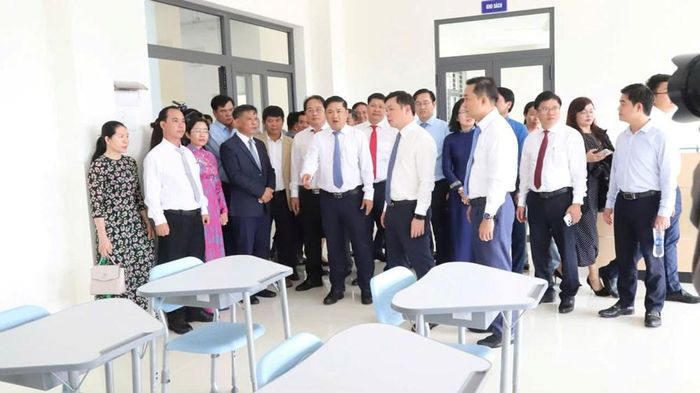 Bí thư Tỉnh ủy Đắk Lắk Lương Nguyễn Minh Triết và Chủ tịch UBND tỉnh Đỗ Hữu Huy kiểm tra cơ sở vật chất tại Trường Phổ thông nội trú Tiểu học và THCS Buôn Đôn