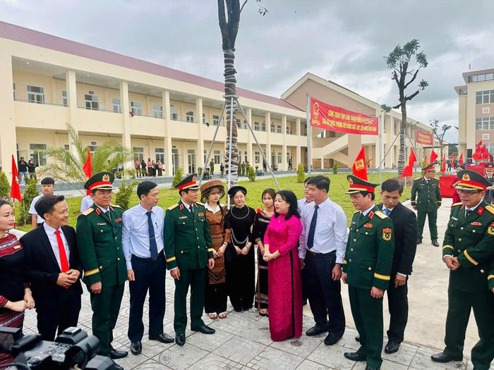 Đại tướng Nguyễn Tân Cương cùng lãnh đạo tỉnh Đắk Lắk thăm hỏi, động viên các thầy cô giáo và học sinh Trường phổ thông nội trú liên cấp Tiểu học và THCS xã Ea Rốk