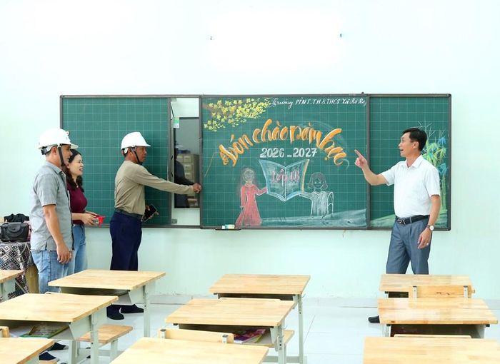Ông Nguyễn Minh Thuận, Chủ tịch UBND xã Rờ Kơi, phối hợp với đơn vị thi công và nhà trường kiểm tra, đôn đốc công tác chuẩn bị cho năm học mới