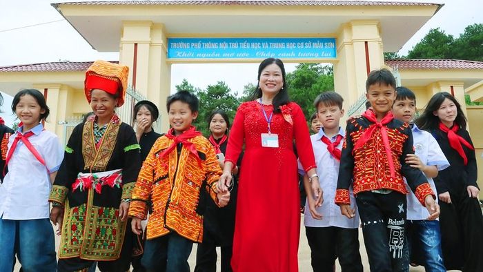 Nụ cười rạng rỡ của cô và trò Trường Phổ thông Nội trú liên cấp Mẫu Sơn trong ngày khai giảng, nơi gieo những mầm xanh tri thức nơi phên dậu Tổ quốc