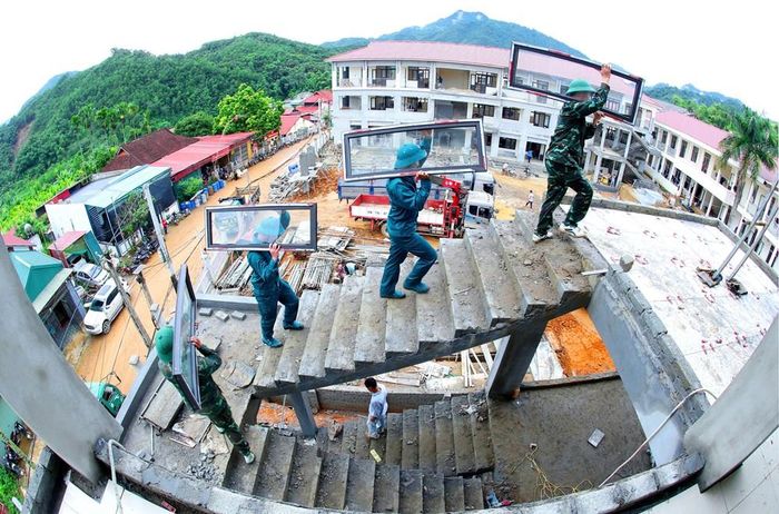 Cán bộ, chiến sĩ Ban Chỉ huy Quân sự và chính quyền địa phương cũng xắn tay góp sức dựng trường. Những đôi tay cùng chung nhịp đã làm nên một công trình không chỉ được xây bằng gạch đá, mà còn bằng tinh thần đoàn kết, trách nhiệm và niềm tin gửi gắm vào tương lai của học sinh vùng biên