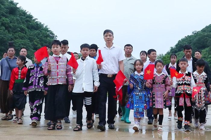 Niềm vui của cán bộ, giáo viên, các em học sinh và cha mẹ cùng bà con các dân tộc xã Yên Sơn trong ngày khánh thành trường