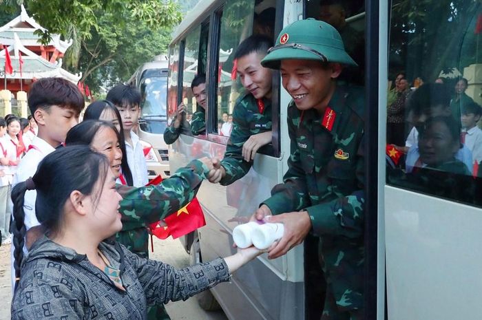 Sự hiện diện của cán bộ, chiến sĩ trên các công trường đã góp phần bồi đắp mối quan hệ gắn bó quân dân