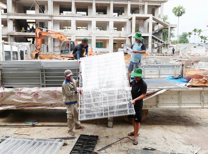 Kỹ sư, công nhân đang khẩn trương hoàn thiện những hạng mục của công trình. Mỗi phần việc được thực hiện với tinh thần trách nhiệm cao, quyết tâm đưa ngôi trường sớm đi vào hoạt động đầu năm học 2026