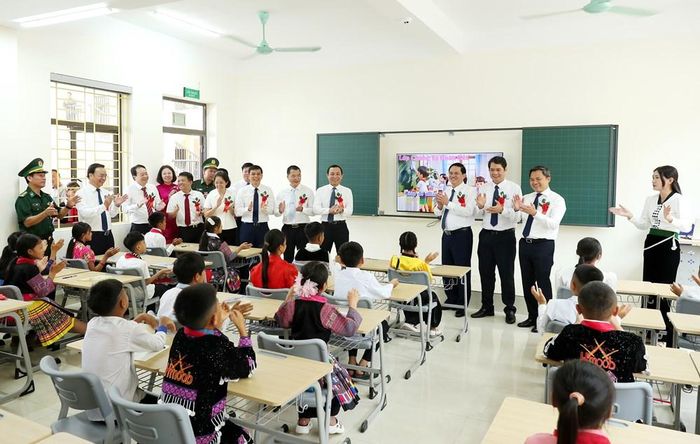 Chủ tịch UBND tỉnh Sơn La Nguyễn Đình Việt cùng các đại biểu tham quan lớp học và động viên các em học sinh cùng cha mẹ