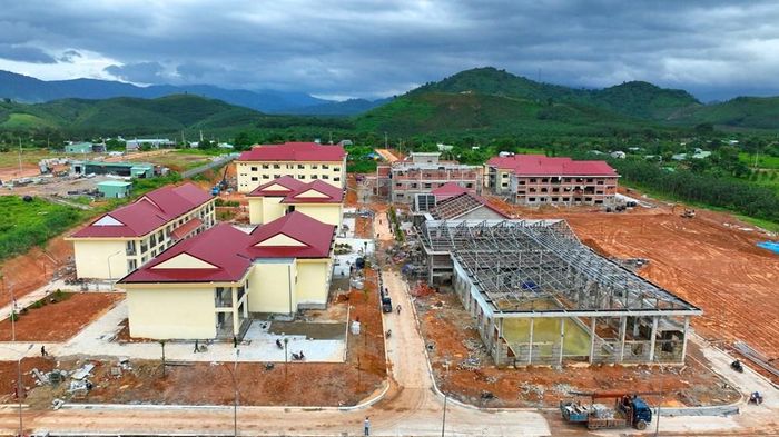 Mỗi ngày có khoảng 450 công nhân làm việc, chia thành nhiều mũi thi công để đẩy nhanh tiến độ