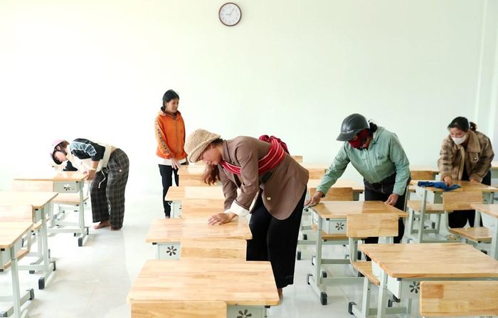 Phụ huynh học sinh chung tay lau dọn bàn ghế mới, sẵn sàng cho năm học 2026 – 2027
